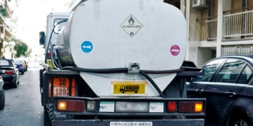 Γέμισμα της δεξαμενής με πετρέλαιο θέρμανσης σε πολυκατοικία στην Αθήνα (φωτ.: EUROKINISSI / Γιώργος Κονταρίνης)