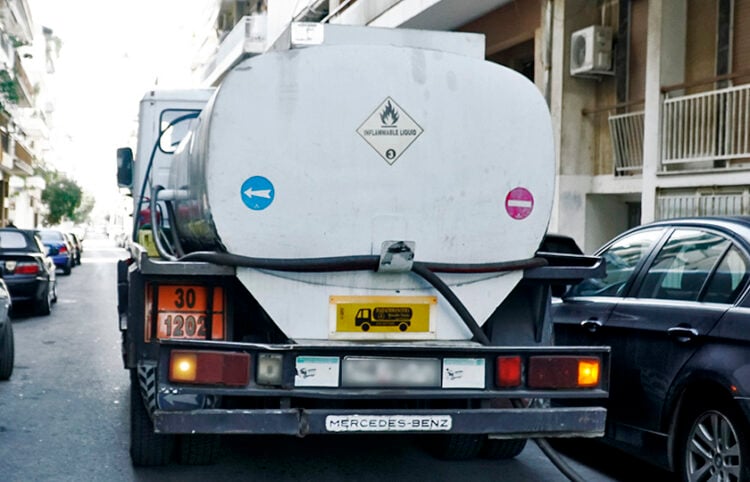 Γέμισμα της δεξαμενής με πετρέλαιο θέρμανσης σε πολυκατοικία στην Αθήνα (φωτ.: EUROKINISSI / Γιώργος Κονταρίνης)