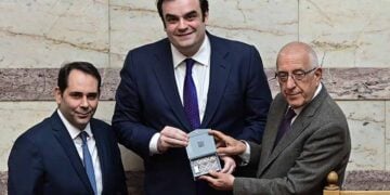 Ο Κυριάκος Πιερρακάκης και ο Θάνος Πετραλιάς δίνουν στον πρόεδρο της Βουλής το στικάκι με τον προϋπολογισμό, Πέμπτη 20 Νοεμβρίου 2025 (φωτ.: EUROKINISSI /  Μιχάλης Καραγιάννης)