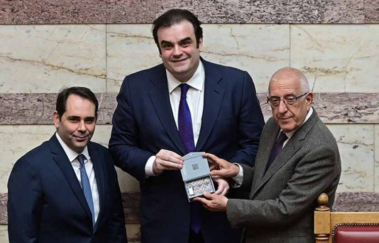 Ο Κυριάκος Πιερρακάκης και ο Θάνος Πετραλιάς δίνουν στον πρόεδρο της Βουλής το στικάκι με τον προϋπολογισμό, Πέμπτη 20 Νοεμβρίου 2025 (φωτ.: EUROKINISSI /  Μιχάλης Καραγιάννης)