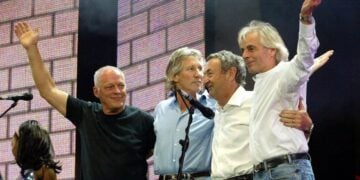 Oι Pink Floyd το 2005 όταν επανενώθηκαν για τελευταία φορά στη συναυλία Live 8 που συγκέντρωσε πάνω από 200.000 άτομα στο Λονδίνο (φωτ.: EPA/Steve Reigate UK AND IRELAND OUT  EPA/STEVE REIGATE UK AND IRELAND OUT)
