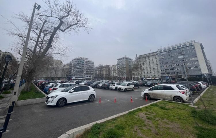 Η πλατεία Ελευθερίας χρησιμοποιείται σήμερα ως χώρος ελεγχόμενης στάθμευσης (φωτ.: Γιώργος Κουρκουρίκης)