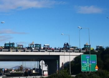 Παραταγμένα τα τρακτέρ των αγροτών έξω από την Καρδίτσα (φωτ.: ΑΠΕ-ΜΠΕ)