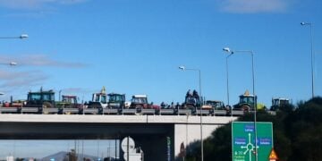 Παραταγμένα τα τρακτέρ των αγροτών έξω από την Καρδίτσα (φωτ.: ΑΠΕ-ΜΠΕ)