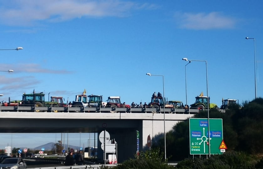 Παραταγμένα τα τρακτέρ των αγροτών έξω από την Καρδίτσα (φωτ.: ΑΠΕ-ΜΠΕ)