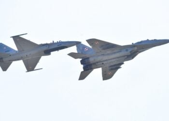 Δύο πολωνικά μαχητικά αεροσκάφη FA50 i MiG-2 στη διάρκεια παλιότερης επίδειξης στο Ράντομ (φωτ.: EPA/Radek Pietruszka)