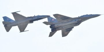 Δύο πολωνικά μαχητικά αεροσκάφη FA50 i MiG-2 στη διάρκεια παλιότερης επίδειξης στο Ράντομ (φωτ.: EPA/Radek Pietruszka)