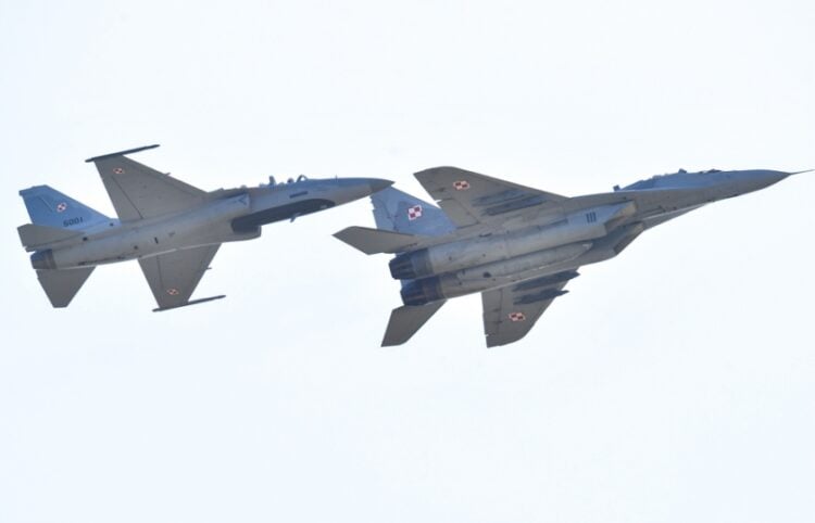 Δύο πολωνικά μαχητικά αεροσκάφη FA50 i MiG-2 στη διάρκεια παλιότερης επίδειξης στο Ράντομ (φωτ.: EPA/Radek Pietruszka)