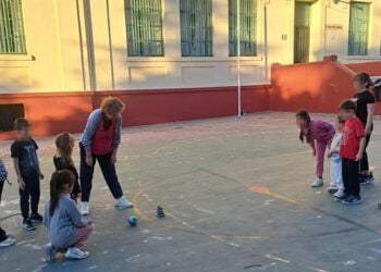 H Μαριάννα Πουρσανίδου με τα παιδιά (φωτ.: Facebook / Zigkeridis Dimitrios)