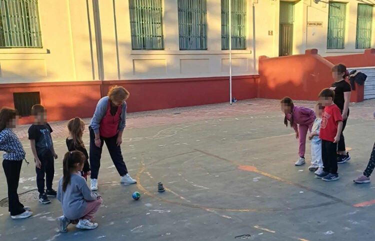 H Μαριάννα Πουρσανίδου με τα παιδιά (φωτ.: Facebook / Zigkeridis Dimitrios)