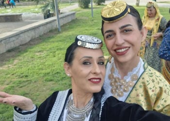 Μια σέλφι από τα κορίτσια της Ένωσης Ποντίων και Φίλων Ποντίων Μυτιλήνης (πηγή: Facebook)