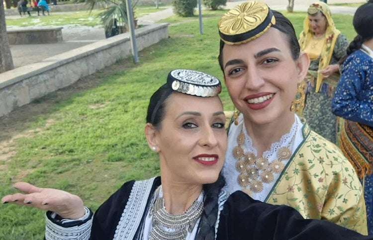 Μια σέλφι από τα κορίτσια της Ένωσης Ποντίων και Φίλων Ποντίων Μυτιλήνης (πηγή: Facebook)