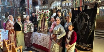 Μέλη του Συλλόγου Ποντίων Ρόδου στο ναό Αγίου Δημητρίου Ροδινιού, τιμώντας τη μνήμη του Οσίου Γεώργιου Καρσλίδη (φωτ.: Facebook / Christos Topkaras)