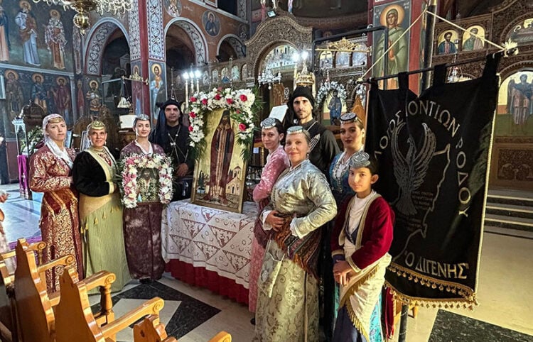 Μέλη του Συλλόγου Ποντίων Ρόδου στο ναό Αγίου Δημητρίου Ροδινιού, τιμώντας τη μνήμη του Οσίου Γεώργιου Καρσλίδη (φωτ.: Facebook / Christos Topkaras)