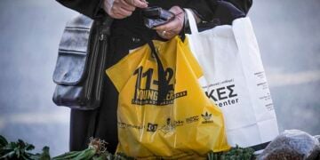 Μια γυναίκα ψωνίζει σε λαϊκή αγορά των Τρικάλων (φωτ.: EUROKINISSI / Θανάσης Καλλιάρας)