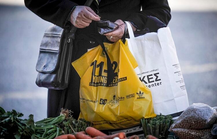 Μια γυναίκα ψωνίζει σε λαϊκή αγορά των Τρικάλων (φωτ.: EUROKINISSI / Θανάσης Καλλιάρας)