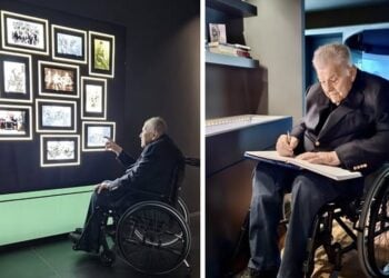 Ο Πρόδρομος Εμφιετζόγλου παρατήρησε τα εκθέματα και υπέγραψε στο βιβλίο εντυπώσεων του Μουσείου (φωτ.: facebook/Μουσείο Προσφυγικού Ελληνισμού-«Αγία Σοφία»)