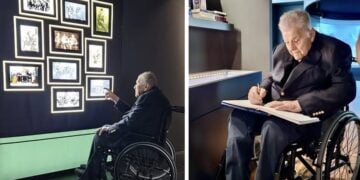 Ο Πρόδρομος Εμφιετζόγλου παρατήρησε τα εκθέματα και υπέγραψε στο βιβλίο εντυπώσεων του Μουσείου (φωτ.: facebook/Μουσείο Προσφυγικού Ελληνισμού-«Αγία Σοφία»)