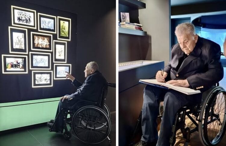 Ο Πρόδρομος Εμφιετζόγλου παρατήρησε τα εκθέματα και υπέγραψε στο βιβλίο εντυπώσεων του Μουσείου (φωτ.: facebook/Μουσείο Προσφυγικού Ελληνισμού-«Αγία Σοφία»)