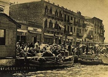 Πρόσφυγες προσπαθούν να διαφύγουν από τη Σμύρνη το 1922 (φωτ.: commons wikipedia)