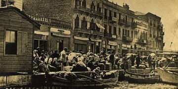 Πρόσφυγες προσπαθούν να διαφύγουν από τη Σμύρνη το 1922 (φωτ.: commons wikipedia)
