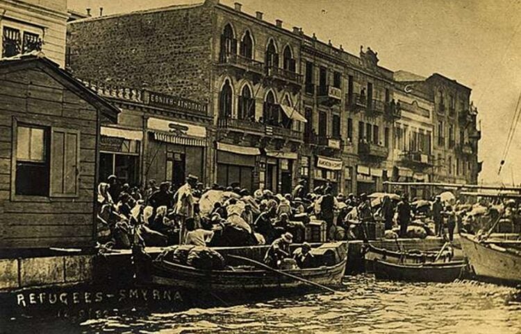 Πρόσφυγες προσπαθούν να διαφύγουν από τη Σμύρνη το 1922 (φωτ.: commons wikipedia)