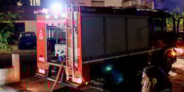 Όχημα της Πυροσβεστικής έξω από την πολυκατοικία στην περιοχή του Μασταμπά Ηρακλείου. Παρασκευή 31 Οκτωβρίου 2025   (φωτ.: EUROKINISSI / Στέφανος Ραπάνης)