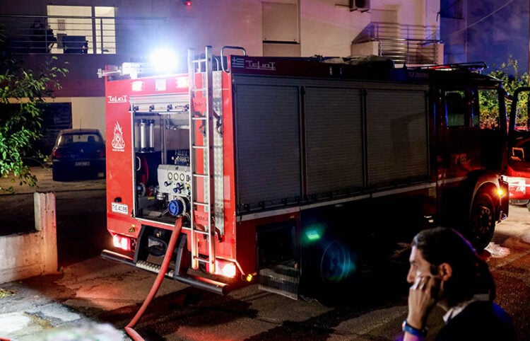 Όχημα της Πυροσβεστικής έξω από την πολυκατοικία στην περιοχή του Μασταμπά Ηρακλείου. Παρασκευή 31 Οκτωβρίου 2025   (φωτ.: EUROKINISSI / Στέφανος Ραπάνης)
