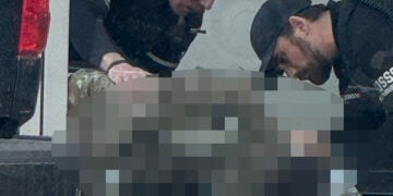 Πρώτες βοήθειες σε έναν από τους τραυματίες (πηγή: Χ)