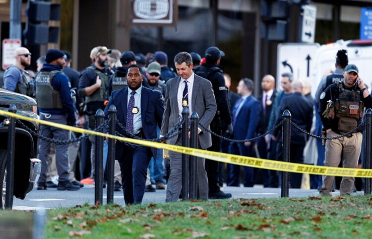 Πράκτορες του FBI στο σημείο όπου δύο μέλη της Εθνοφρουράς δέχθηκαν πυροβολισμούς. Τετάρτη 26 Νοεμβρίου 2025 (φωτ.: EPA / Will Oliver)