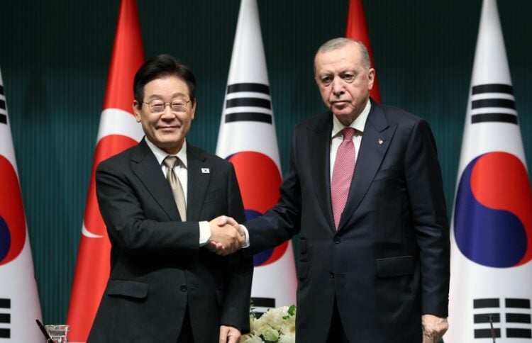 Ο πρόεδρος της Νότιας Κορέας Λι Τζάε Μιούνγκ με τον πρόεδρο της Τουρκίας Ρετζέπ Ταγίπ Ερντογάν (φωτ.: Χ/Recep Tayyip Erdoğan)