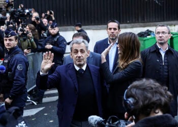 Νικολά Σαρκοζί και Κάρλα Μπρούνι, λίγο προτού εκείνος οδηγηθεί στη φυλακή. 21 Οκτωβρίου 2025  (φωτ.: EPA / Teresa Suarez)