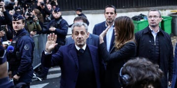 Νικολά Σαρκοζί και Κάρλα Μπρούνι, λίγο προτού εκείνος οδηγηθεί στη φυλακή. 21 Οκτωβρίου 2025 (φωτ.: EPA / Teresa Suarez)