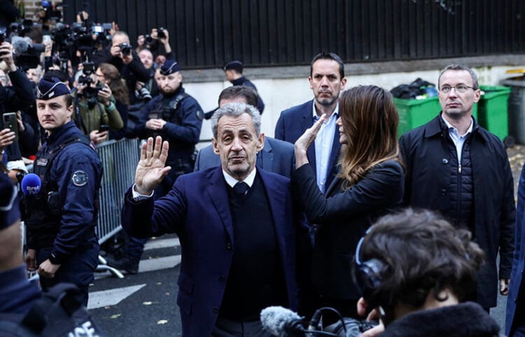Νικολά Σαρκοζί και Κάρλα Μπρούνι, λίγο προτού εκείνος οδηγηθεί στη φυλακή. 21 Οκτωβρίου 2025 (φωτ.: EPA / Teresa Suarez)