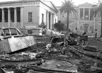 Από τις συγκλονιστικές εικόνες που κατέγραψε ο Αριστοτέλης Σαρρηκώστας (πηγή: Αρχείο ΕΡΤ)