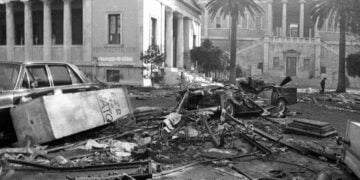 Από τις συγκλονιστικές εικόνες που κατέγραψε ο Αριστοτέλης Σαρρηκώστας (πηγή: Αρχείο ΕΡΤ)