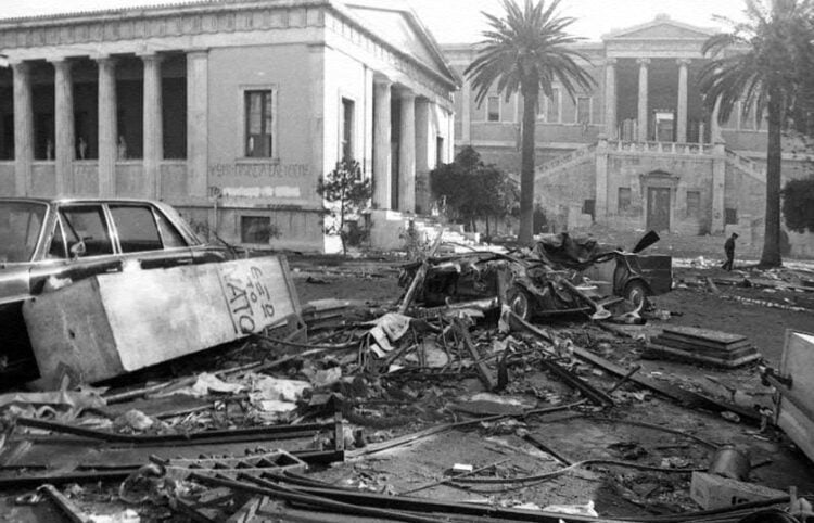 Από τις συγκλονιστικές εικόνες που κατέγραψε ο Αριστοτέλης Σαρρηκώστας (πηγή: Αρχείο ΕΡΤ)