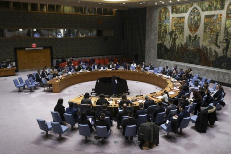 Εικόνα από την αίθουσα του Συμβουλίου Ασφαλείας των Ηνωμένων Εθνών, στη Νέα Υόρκη, όπου συζητείται το ειρηνευτικό σχέδιο για την Ουκρανία (φωτ.: EPA/SARAH YENESEL)