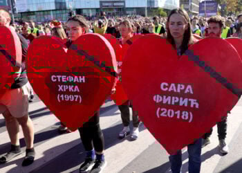 Στις καρδιές τα ονόματα των 16 θυμάτων έξω από τον σιδηροδρομικό σταθμό του Νόβι Σαντ (φωτ.: EPA / Andrej Cukic)