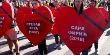 Στις καρδιές τα ονόματα των 16 θυμάτων έξω από τον σιδηροδρομικό σταθμό του Νόβι Σαντ (φωτ.: EPA / Andrej Cukic)