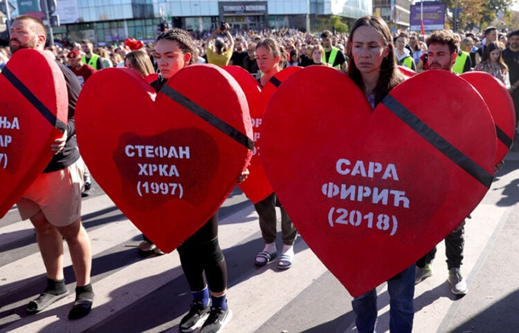 Στις καρδιές τα ονόματα των 16 θυμάτων έξω από τον σιδηροδρομικό σταθμό του Νόβι Σαντ (φωτ.: EPA / Andrej Cukic)