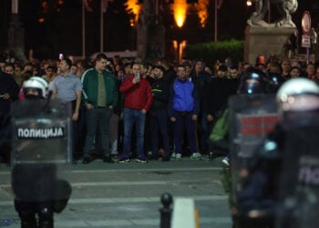 Οι «έμπιστοι» του Βούτιστς απέναντι στις αστυνομικές δυνάμεις (φωτ.: EPA / Andrej Cukic)