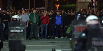 Οι «έμπιστοι» του Βούτιστς απέναντι στις αστυνομικές δυνάμεις (φωτ.: EPA / Andrej Cukic)