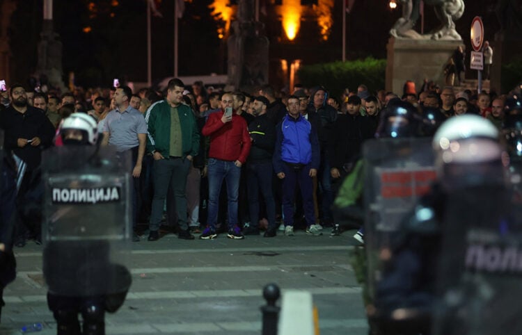 Οι «έμπιστοι» του Βούτιστς απέναντι στις αστυνομικές δυνάμεις (φωτ.: EPA / Andrej Cukic)