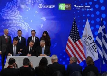 Στιγμιότυπο από την υπογραφή της συμφωνίας (φωτ.: EUROKINISSI/Γιώργος Κονταρίνης)