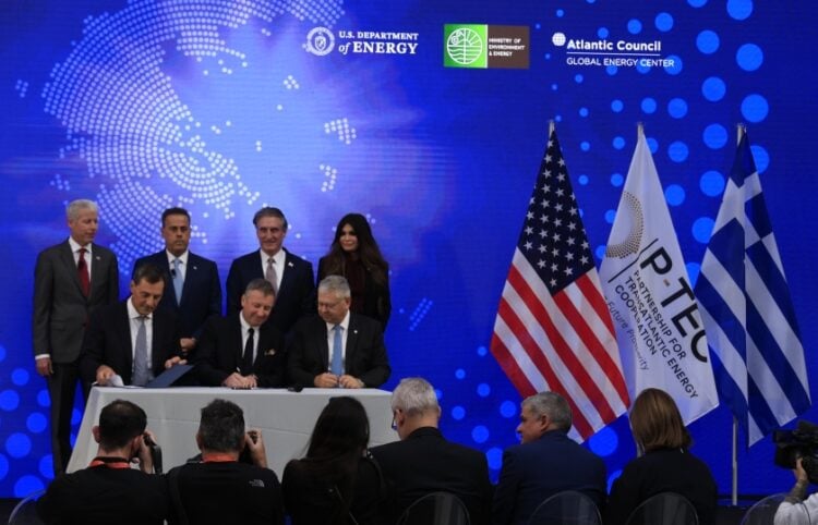 Στιγμιότυπο από την υπογραφή της συμφωνίας (φωτ.: EUROKINISSI/Γιώργος Κονταρίνης)