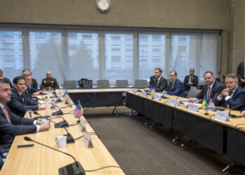 Ο υπουργός Εξωτερικών των ΗΠΑ, Μάρκο Ρούμπιο (δεύτερος από αριστερά) και ο επικεφαλής του γραφείου του προέδρου της Ουκρανίας, Αντρίι Γερμάκ (δεύτερος από δεξιά), κατά την έναρξη των συνομιλιών τους στην αμερικανική αποστολή στη Γενεύη της Ελβετίας (φωτ.: EPA/Martial Trezzini)