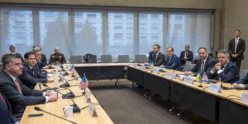 Ο υπουργός Εξωτερικών των ΗΠΑ, Μάρκο Ρούμπιο (δεύτερος από αριστερά) και ο επικεφαλής του γραφείου του προέδρου της Ουκρανίας, Αντρίι Γερμάκ (δεύτερος από δεξιά), κατά την έναρξη των συνομιλιών τους στην αμερικανική αποστολή στη Γενεύη της Ελβετίας (φωτ.: EPA/Martial Trezzini)