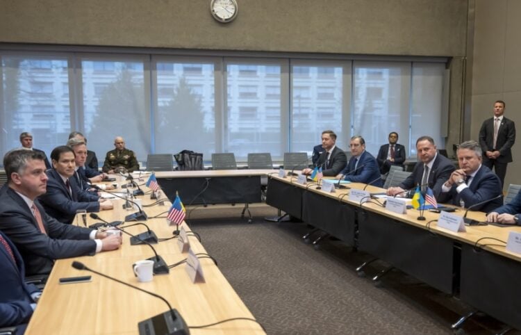 Ο υπουργός Εξωτερικών των ΗΠΑ, Μάρκο Ρούμπιο (δεύτερος από αριστερά) και ο επικεφαλής του γραφείου του προέδρου της Ουκρανίας, Αντρίι Γερμάκ (δεύτερος από δεξιά), κατά την έναρξη των συνομιλιών τους στην αμερικανική αποστολή στη Γενεύη της Ελβετίας (φωτ.: EPA/Martial Trezzini)