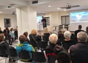 Στιγμιότυπο από την προβολή προηγούμενου επεισοδίου του ντοκιμαντέρ «Τα παιδιά του πολέμου» (φωτ.: facebook/Σύνδεσμος Μικρασιατών Ν. Φιλαδέλφειας - Ν. Χαλκηδόνας)